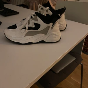 Skor - Chunky sneakers med svart, vit och silver detaljer. 