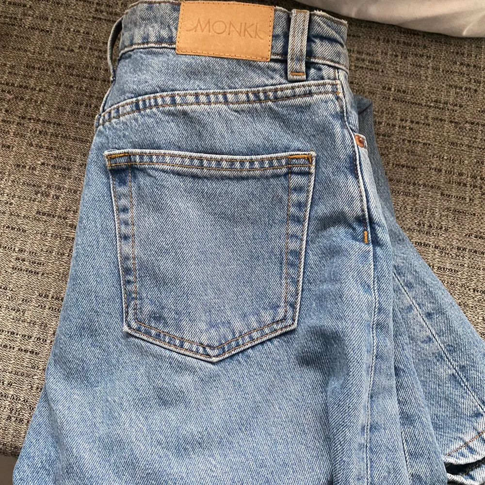 Säljer ett par supersnygga blåa jeans som är i strl 25. Passar mig som är runt 170. De är i väldigt bra skick då jag köpte de för ca 1 månad sen! De är ifrån monki och heter ”Yoko mid blue jeans” 💖💖. Jeans & Byxor.