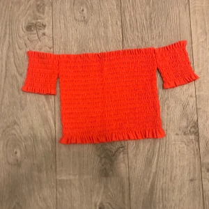Orange/Röd topp - Orange/Röd topp. Storlek 34. Nyskick. Endast provad! Vid intresse kan eventuellt fler bilder skickas.