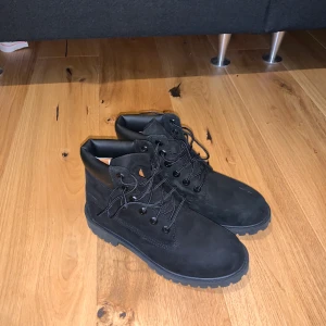 Timberland svarta Vinterkängor DAM. Storlek 39 knappt använda 200kr - Säljer syrrans knapp använda timberlands kängor för bara 180kr original pris 1000kr. Storlek 39 Dam i färgen Svart.