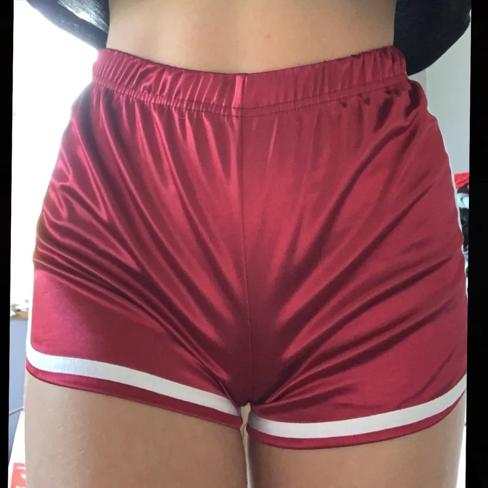 Jättefina silkes shorts, dom är i storlek S men lite liten så de passar en XS, endast testade                                                                 50 + frakt<3. Shorts.