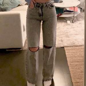 Jeans från ginstrico storlek 38 men passar lika bra en 36. Jag är 163 å som ni ser på bilden sitter dem bra på mig! Vid intresse skriv gärna!! 💕💕💕