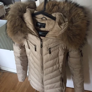  - Hollies jacka i storlek 38/40. Sjukt fin med äkta päls, köpt i våras. Nypris 3300kr. Priset kan diskuteras. Jackan är väldigt sparsamt använd och jag kan inte se några
 fläckar, men visst kan det finnas någon liten som går att tvätta bort :))