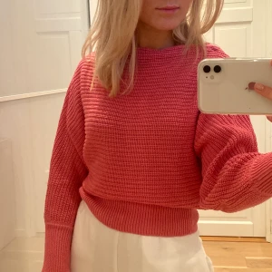 Stickad tröja - Skitsnygg stickad tröja från NA-KD, storlek xxs. Fint skick, dock ett litet litet hål på ena ärmen (se sista bilden) men inget som syns💗💗 150kr + frakt