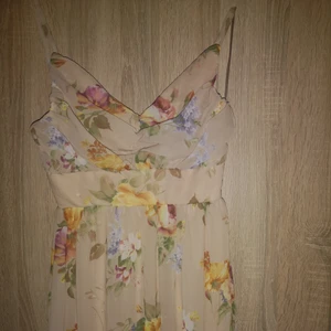 Långklänning maxiklänning stl 34 xs ny - Jättefin blommig lång klänning med volanger i storlek 34. Från nelly märket Elise Ryan. 