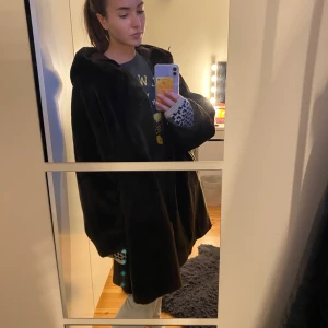 Jacka, vinterjacka - Säljer denna supermysiga långa vinterjackan men härlig luva på också. Den går ungefär ner till knäna. Oversized