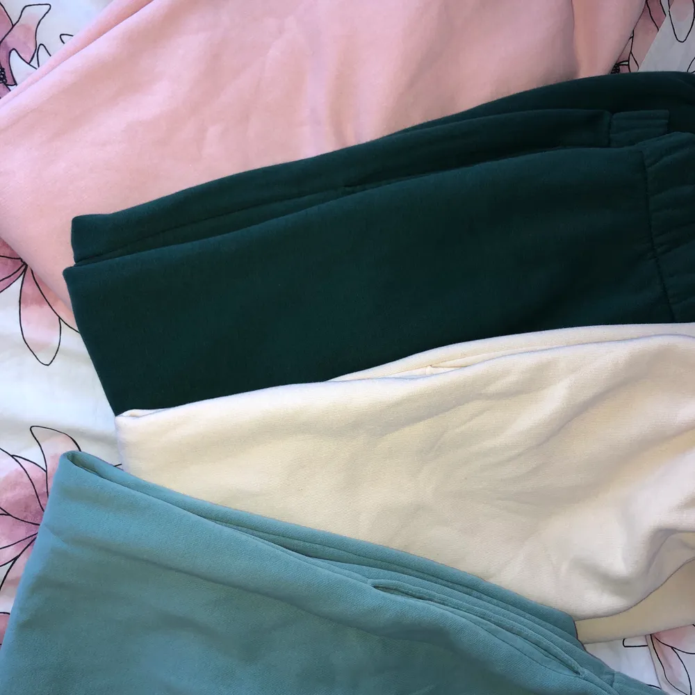 💗 fyra par mjukis byxor i olika färger (swipa för att se färgerna), knappast använda, väldigt bra skick. 79 kr per styck. frakt kostnad tillkommer . Jeans & Byxor.