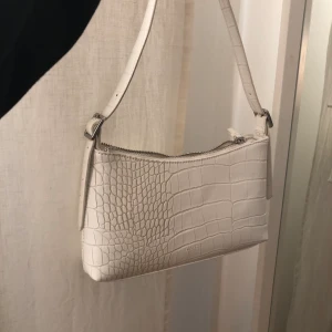 Väska NAKD - Säljer en fin bagetteväska från Nakd för att jag inte fått användning för den. Super fin, använd 1 gång. 