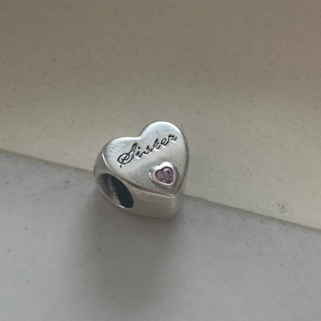 Pandora Berlock ”Sister” med rosa sten 