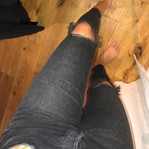 Jeans med slitningar  - Skitsnygga jeans med slitningar, säljer pga dem e för korta för mig. Sitter jättebra, 27 i midjan, men skulle säga 26 