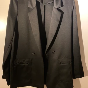 Svart Kavaj - Säljer denna svart oversized kavaj från Gina Tricot, aldrig använd då den är för stor på mig. Storlek 36. Nypriset ligger runt 700 kr.Pris går att diskuteras. Köparen står för frakt💕