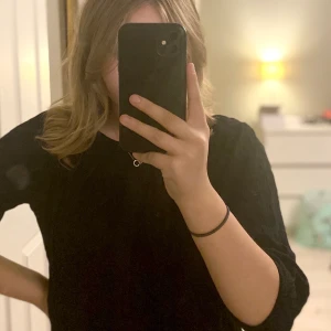 Svart blus - Fin svart blus. Nästan aldrig använd. Väldigt bra skick. 