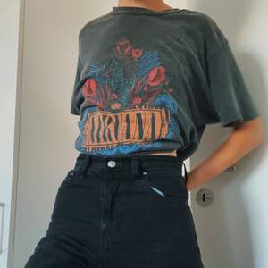 Nirvana t-shirt från Urban Outfitters i urtvättad style. Säljer eftersom jag har så många liknande. Nypris 40$ 
