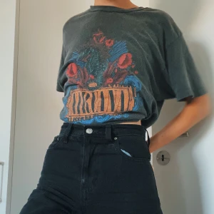 Nirvana t-shirt  - Nirvana t-shirt från Urban Outfitters i urtvättad style. Säljer eftersom jag har så många liknande. Nypris 40$ 