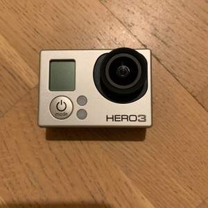 Go PRO hero3 i fint skicka med flera olika fästen, handtag och extra batteri, 1000kr ink frakt.