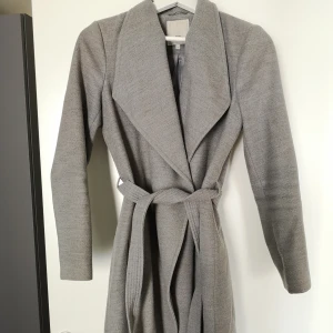 Kappa från River Island  - Figursydd höst- och vårkappa från det Island. Strl 36 UK 10