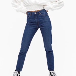 Monki kimomo, storlek 24 - Säljer jeans från monki, modellen heter kimomo, i storlek 24. Väldigt mjuka och sköna i materialet, ankellängd på benen och hög midja! (väldigt skrynkliga på bild pga legat ihopvikta ett tag) 