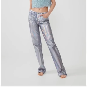 Silver jeans  - INTRESSEKOLL! Funder på att sälja mina silvriga Wide leg jeans från Zara. Använda hyfsat många gånger men inte så att de är utslitna. Färgen har försvunnit lite runt fickorna men inget som syns. Är 157 och har klippt dem där nere.  Start bud 200kr✨💖