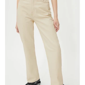 Rowe jeans från weekday - Ett par rowe jeans från weekday i storlek 29/30. Säljs pga för stor storlek. Aldrig använda utan bara testade. Högmidjade och bra kvalite. Färg enligt bild. Nypris 500kr, mitt pris 350kr.