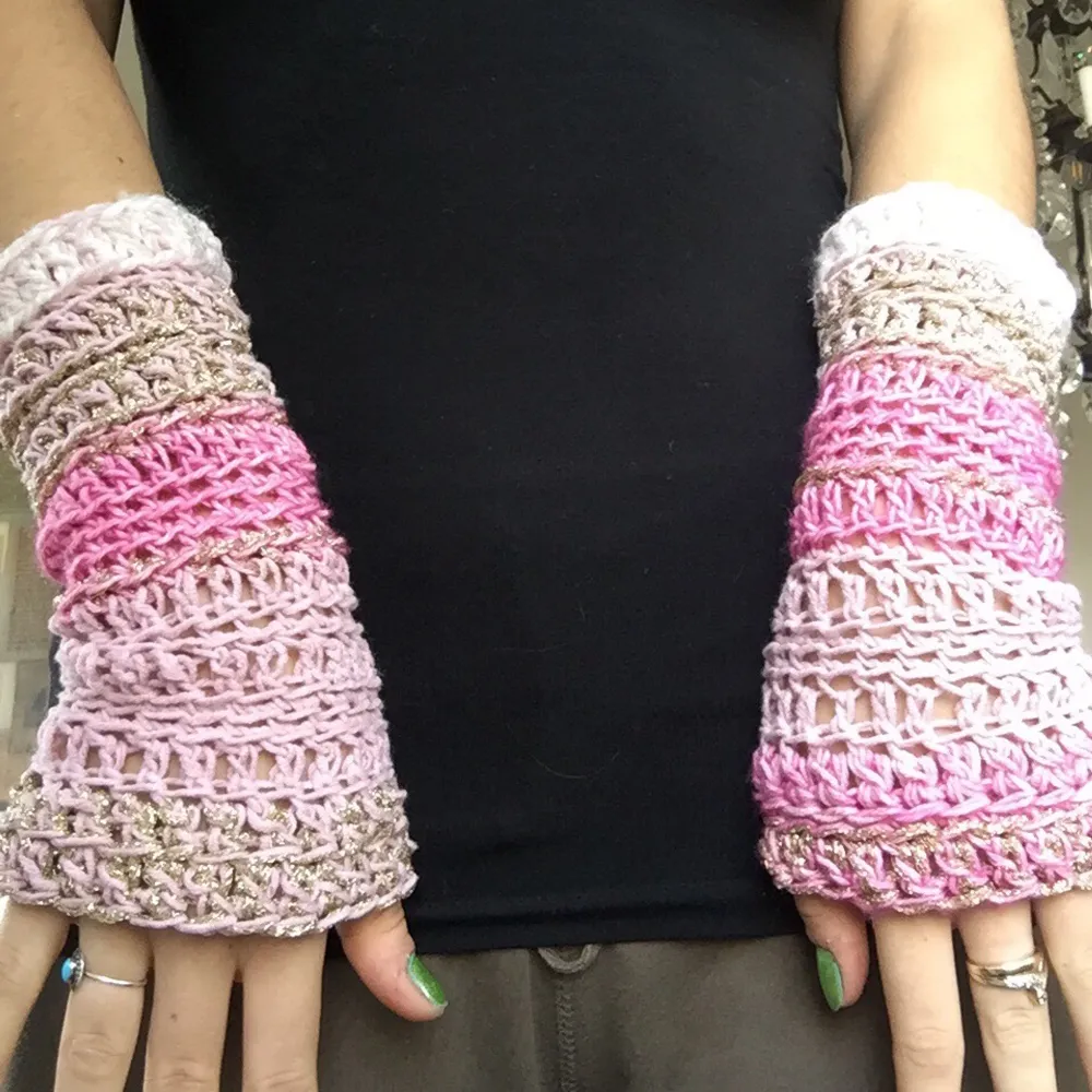 Fina rosa handskar 🌸  skriv på min första annons med handlarna vid intresse 🌸🌸. Accessoarer.