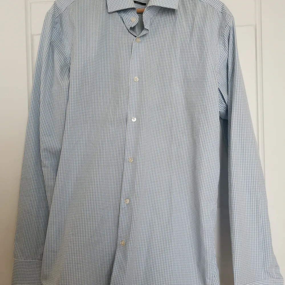 Blå/vit rutig skjorta som är använd endast ett par ggr, så gott som ny. . Skjortor.