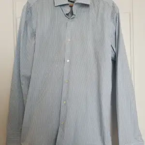 Blå/vit rutig skjorta som är använd endast ett par ggr, så gott som ny. 