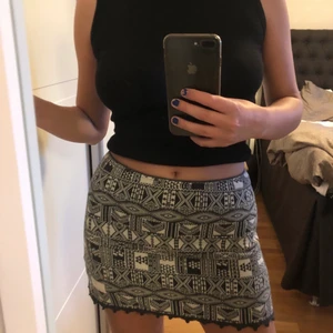 Odd Molly kjol  - Kjol från Odd Molly med jättefint mönster! Säljer pga för kort för mig som är 171cm, så skulle rekommendera att man är något kortare än det! 