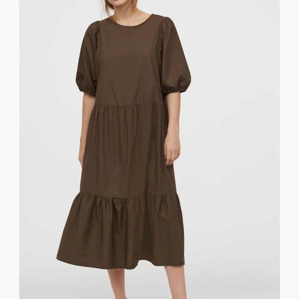 Bekväm brun långklänning från H&m. Säljes då den tyvärr inte kommer till användning, är i 10/10 skick då den bara använts vid ett tillfälle! Klänningen är i storlek S, är till slutet av smalbenen ungefär på mig som är 163 ungefär:)). Klänningar.