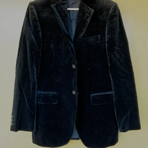 Sammetakavaj - Svart sammetskavaj för herr från SIR. Använd fåtal gånger. Strl 46, sitter oversized på mig. Frakten står köparen för.