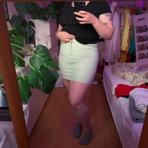 mintgrön kjol från monki - en superfin jeanskjol från monki i en mintgrön färg! ✨ älskar denna kjol, men denna har tyvärr blivit för liten för mig 🥺💚 den är i storlek 40! kjolen kostar 80 kronor + 30 kronor frakt, betalningen sker helst via swish 💫