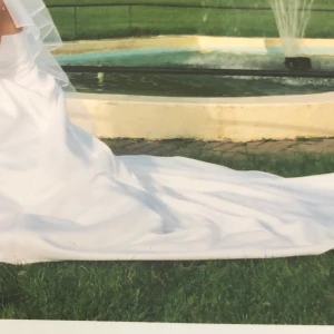 Say yes to the dress - Som ny, använd en gång. Kemtvättad, inga fläckar eller skador. Vore så roligt om någon annan fick känna sig så fin som jag gjorde, den förtjänar att få användas igen. Slöja ingår i priset. 