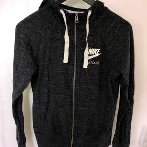 Mörkgrå hoodie från Nike, storlek XS, säljer även mjukisbyxorna till settet!