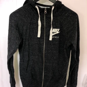 Nike hoodie - Mörkgrå hoodie från Nike, storlek XS, säljer även mjukisbyxorna till settet!