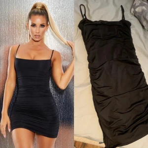 Ohpolly svart klänning  - Klänning som ger dig en snygg figur i storlek 36 den ohpolly! Aldrig använd. Kan skickas för fraktkostnad eller mötas upp i Kungsbacka!