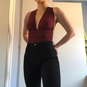 Fest body - En sexig fest topp från Na-KD som är öppen i ryggen och är i nyskick med prislapp kvar! Kommer helt enkelt bara inte till användning:(  Passar XXS/XS/S