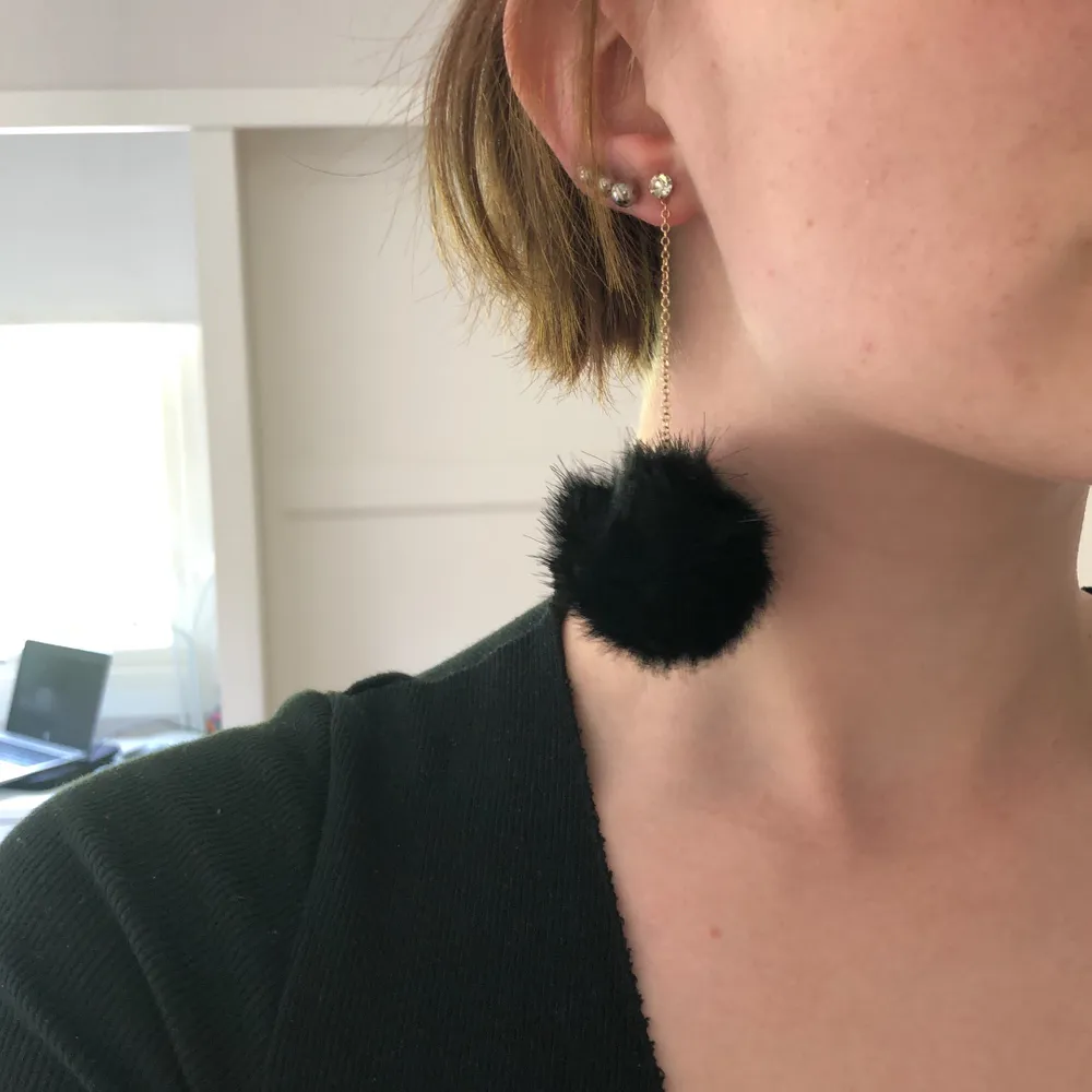 Söta ”puff” örhängen från h&m💕 frakt på 10kr tillkommer. Accessoarer.