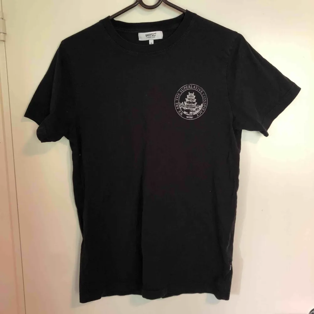 En snygg svart T-shirt från WESC. T-shirts.