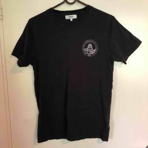En snygg svart T-shirt från WESC