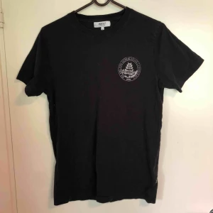  - En snygg svart T-shirt från WESC