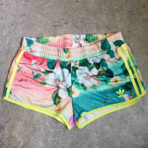 - Färgglada shorts från Adidas. Står us S men känns mer som en XS. Möts upp i centrala Sthlm annars tillkommer frakt 🌴