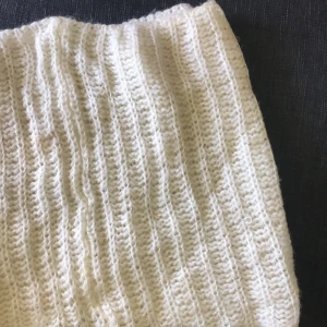 Stickad halsduk - •En skön halsduk lite tunnare från Gina Tricot.                 •Oanvänd. Frakt ingår. 