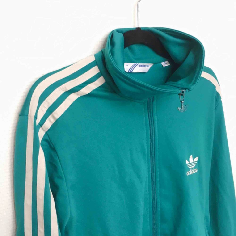 Blå-grön jacka från Adidas. En | Plick Second Hand