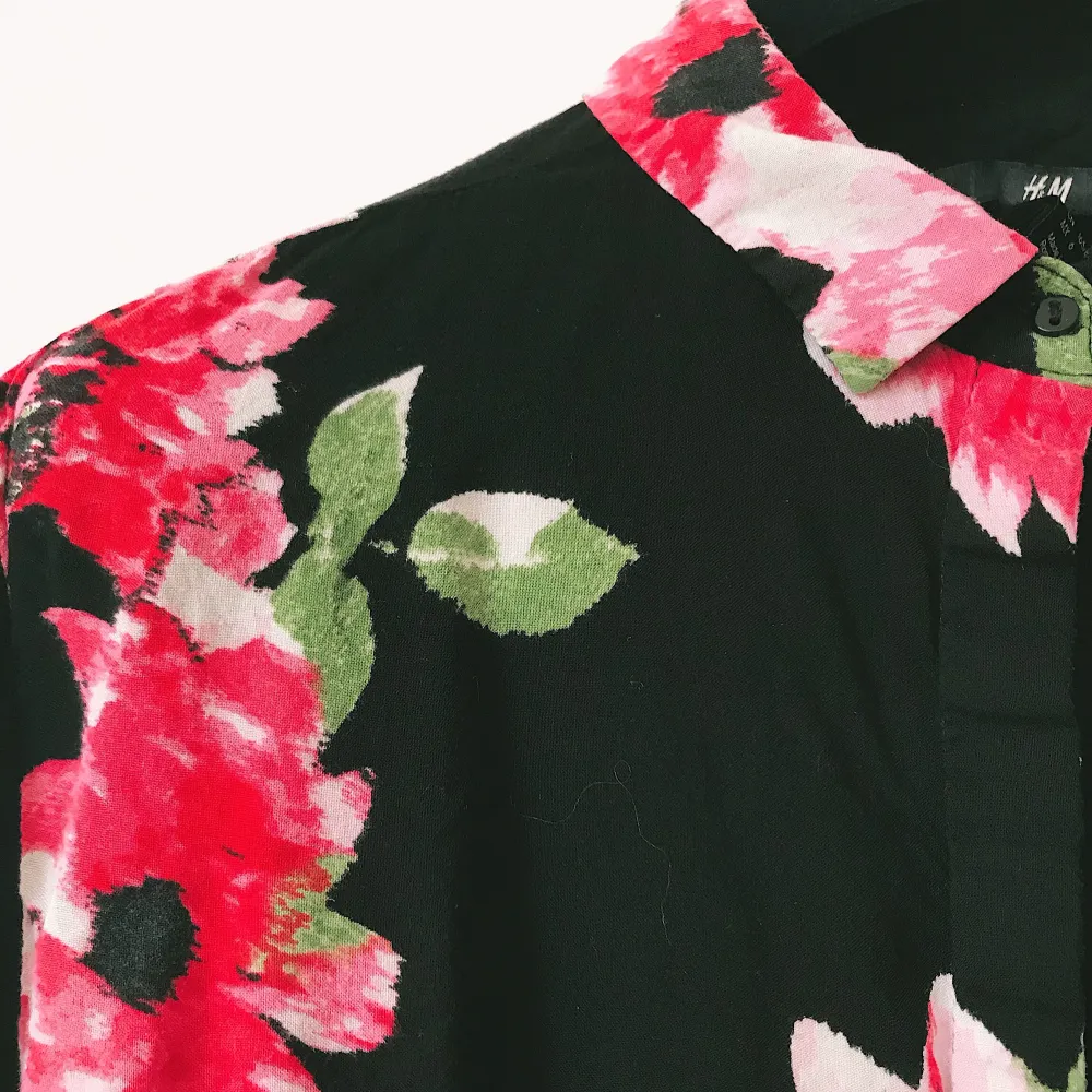 Long sleeved cropped shirt black woth pink flower print 🌸 from H&M, size 36, in very good conditions. Blusar.
