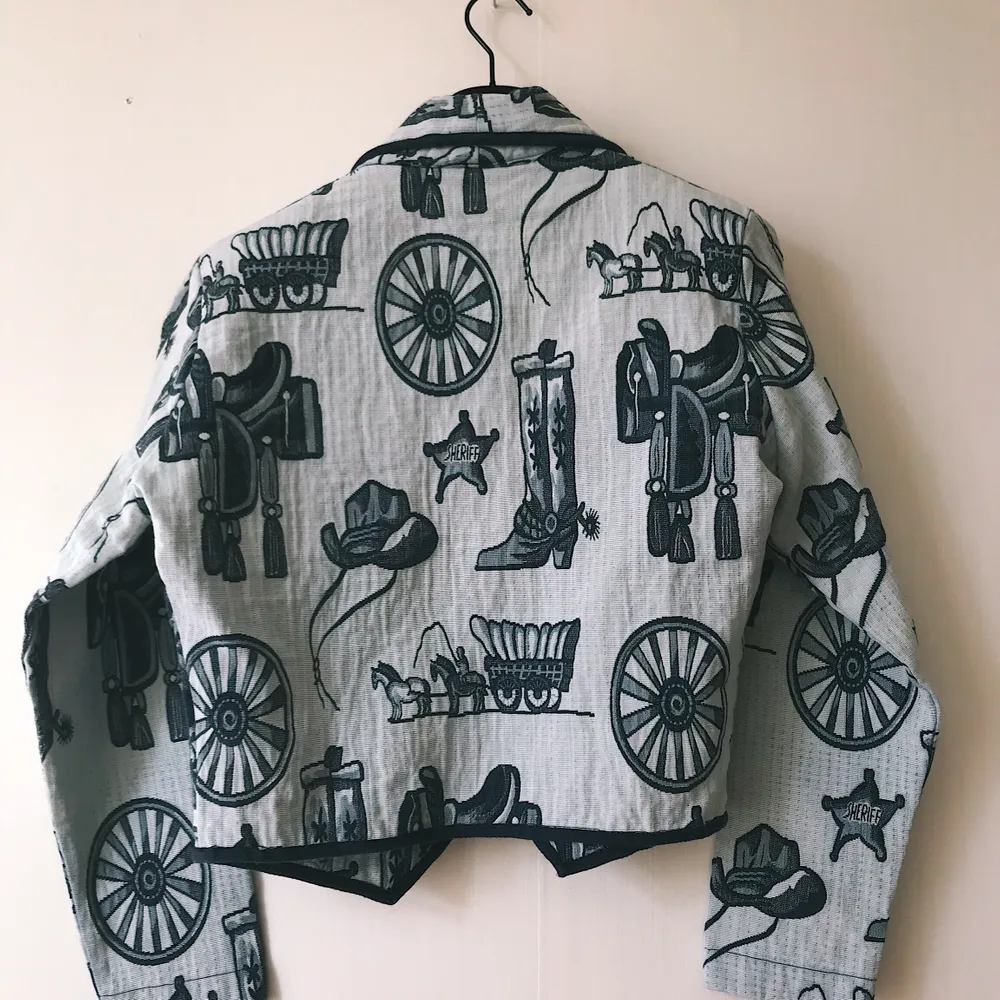 Vintage cropped jacket with rodeo and cowboys inspired print 🤠 blue and light blue, size M, very good condition. Kostymer.