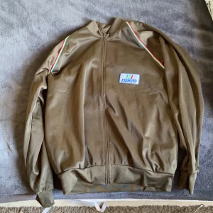 Secondhandtröja - Secondhandtröja som är helt oanvänd. Riktigt skön och passar till det mesta. Priset går att diskutera!