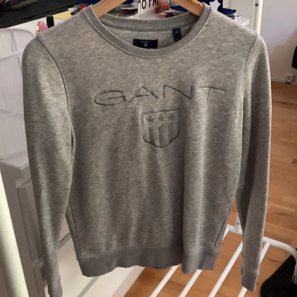 Grå Gant tröja säljes till högstbjudande innan 3/6 hämtas i Växjö. Hoodies.