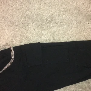 Svarta byxor - Säljer dessa ascoola svarta byxor som jag köpte i prag från bershka! Det är två stora fickor på benen. Jag är 163 och dom passar bra i längden. Storlek 32. Möts upp i Stockholm eller fraktar💜
