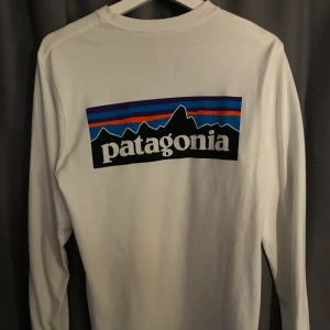 Patagonia långärmad  - Långärmad tröja från patagonia. Storleken är XS men skulle snarare säga att den sitter som en S. Använd cirka 5/10 gånger och är i väldigt bra skick!! Frakt tillkommer 📦 