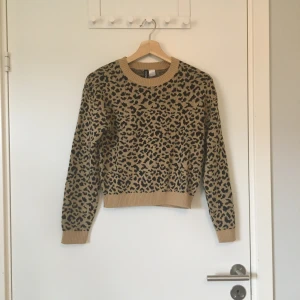 Leopardmönstrad stickad tröja HM - Leopardmönstrad stickad tröja från HM divided. Stl XS, ganska kort i modellen. Gott skick. Frakt betalas av köparen.