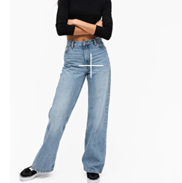 Säljer dessa supersnygga och riktigt populära wide leg jeansen från Monki i modellen Yoko!🥰 De är köpta här på plick, men tyvärr lite för stora för mig. Storlek 27 🌸 Pris kan absolut diskuteras vid snabb affär!. Jeans & Byxor.